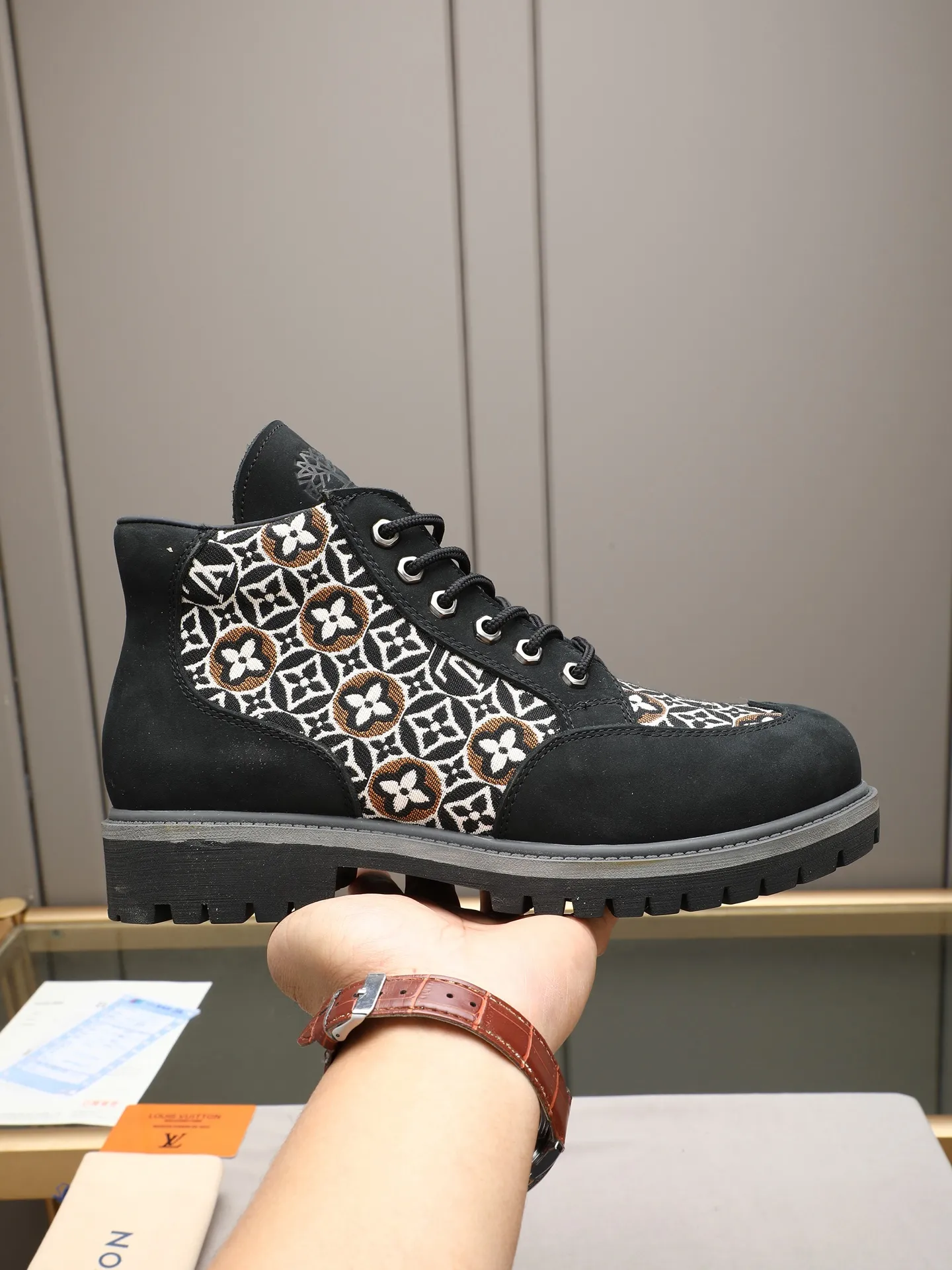 PP460 LOUIS VUITTON ss25 LV donkey brand new thick-soled lace-up big-toe shoes men's casual shoes high-top short boots. These boots are crafted from top-grain calf leather for a lightweight and comfortable fit. The thick EVA outsole is embellished with eye-catching ridges, and the trendy attitude of being both strong and soft makes it an everyday choice. ✔Upper: imported first-layer cowhide ✔Inner lining: sheep lining ✔Outsole: original molded outsole Size: 38-44 (45 customized)